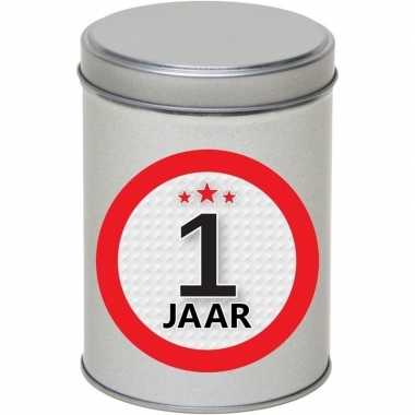Metalen zilver rond blikje cadeauverpakking 13 cm met 1 jaar sticker