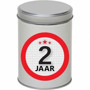 Metalen zilver rond blikje cadeauverpakking 13 cm met 2 jaar sticker