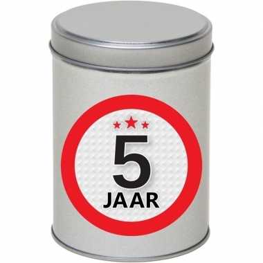 Metalen zilver rond blikje cadeauverpakking 13 cm met 5 jaar sticker